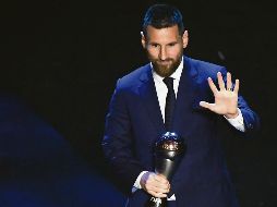 Messi saluda tras recibir el trofeo que lo acredita como el Mejor Jugador del Año para la FIFA. AFP