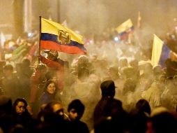 Indígenas celebran el domingo el acuerdo alcanzado afuera de la Casa de la Cultura en Quito. AFP/L. Robayo