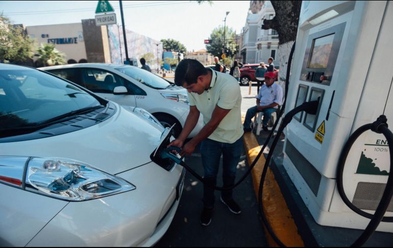 El consumo de gasolina para coches, que ahora absorbe un cuarto del petróleo que sale al mercado, tocará techo a partir de la década de 2020, según la Agencia Internacional de la Energía. EL INFORMADOR / ARCHIVO