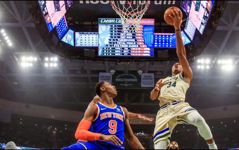 Giannis Antetokounmpo (#34) promedió 34.8 puntos por juego en la semana que recién terminó. EFE/T. Maury