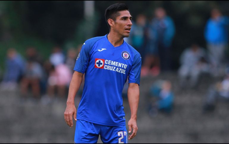 Luego de sus exámenes, el defensa acudió al club para firmar el contrato que lo ligará con el Guadalajara. IMAGO7