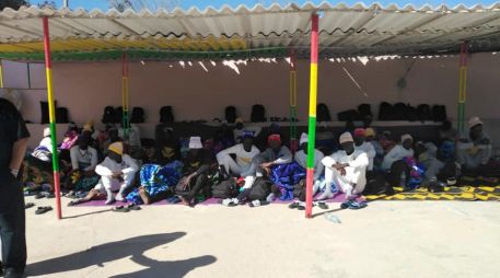 Foto cedida por la OIM que muestra a varios supervivientes del naufragio mientras esperan por atención médica. AFP/OIM