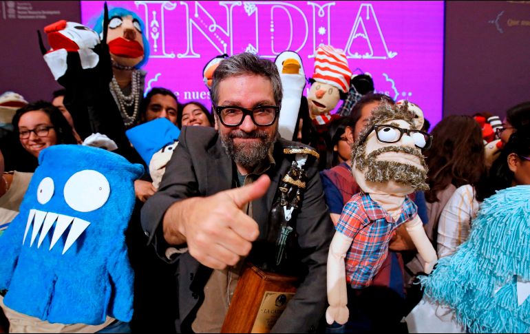 Liniers. En compañía de monigotes y algunos de sus seguidores, el ilustrador argentino recibió a “La Catrina”. AFP