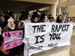 Activistas protestan afuera de la corte en Paralimni, en apoyo a la joven británica, con mensajes como 