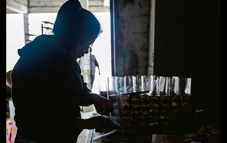 RIESGOS. Los trabajadores de pirotecnia que se han acostumbrado a manipularla señalan que “a la lumbre no se le tiene miedo, se le tiene respeto”. NTX