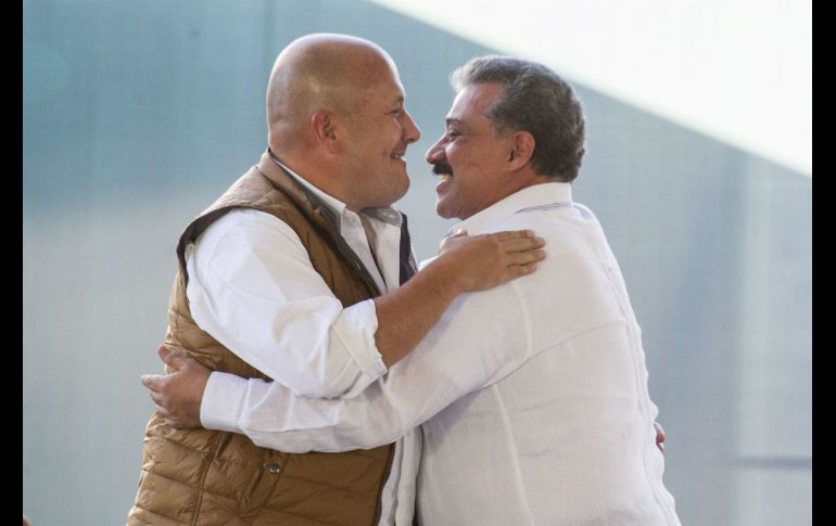 Durante su primera visita como Presidente a Jalisco, Andrés Manuel López Obrador instó al gobernador Enrique Alfaro (i) y al excandidato de Morena a la gubernatura, Carlos Lomelí (d), a darse un abrazo como símbolo de unidad y cooperación. La imagen del 9 de marzo, en Encarnación de Díaz, quedó para el recuerdo. NTX