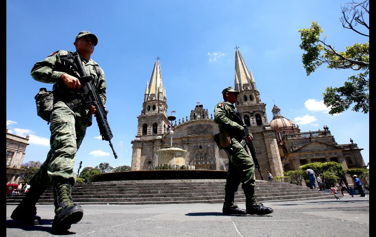 Militares en un patrullaje en el Centro Histórico de Guadalajara el 20 de marzo. Este mes se desplegaron elementos federales que arribaron a Jalisco para sumarse a policías estatales y municipales, como parte del reforzamiento en el Área Metropolitana de Guadalajara, zona considerada como prioritaria por el Gobierno de la República. AFP