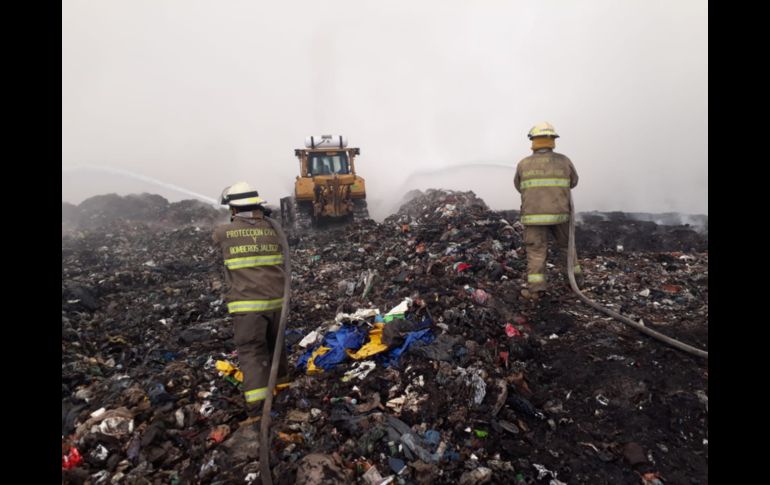 Bomberos combatieron por cinco días un incendio que comenzó el 15 de abril en el vertedero los Laureles, en Tonalá. El humo tóxico obligó a activar una emergencia atmosférica en El Salto, Tonalá, Tlaquepaque y Zapotlanejo. ESPECIAL