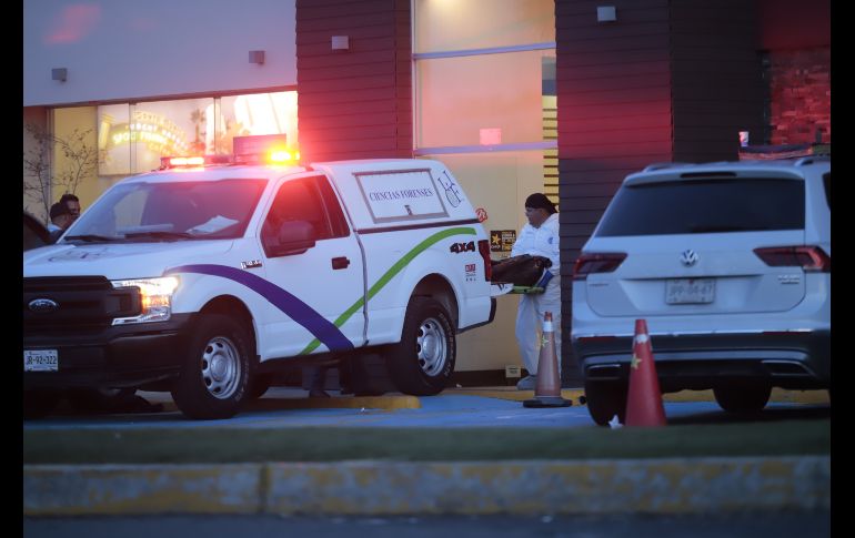 Peritos en una plaza comercial de Zapopan el 31 de julio, luego de un tiroteo en el interior de un restaurante. Uno de los líderes del Cártel Nueva Generación fue una de las dos personas que murieron en el enfrentamiento. EL INFORMADOR