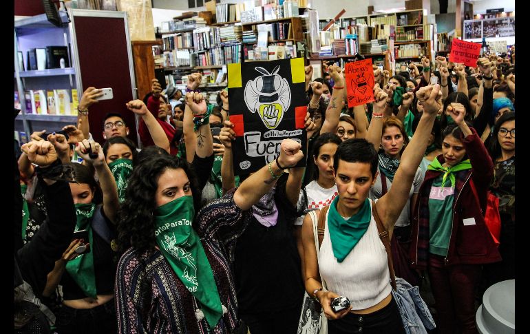 El 6 de diciembre, feministas se manifestaron con la interpretación del performance “Un violador en tu camino” en la Expo Guadalajara, en el marco de la Feria Internacional del Libro. EL INFORMADOR