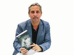 Escritor. Guillermo Martínez sostiene su más reciente novela publicada. EL INFORMADOR • G. Gallo