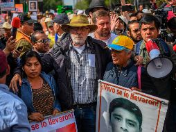 La Caminata por la Paz, encabezada por Javier Sicilia (c), exige al Gobierno que modifique su estrategia contra el crimen ante la violencia que sacude al país. AFP/P. Pardo