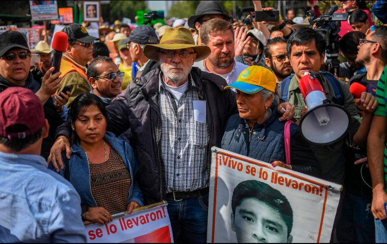 La Caminata por la Paz, encabezada por Javier Sicilia (c), exige al Gobierno que modifique su estrategia contra el crimen ante la violencia que sacude al país. AFP/P. Pardo