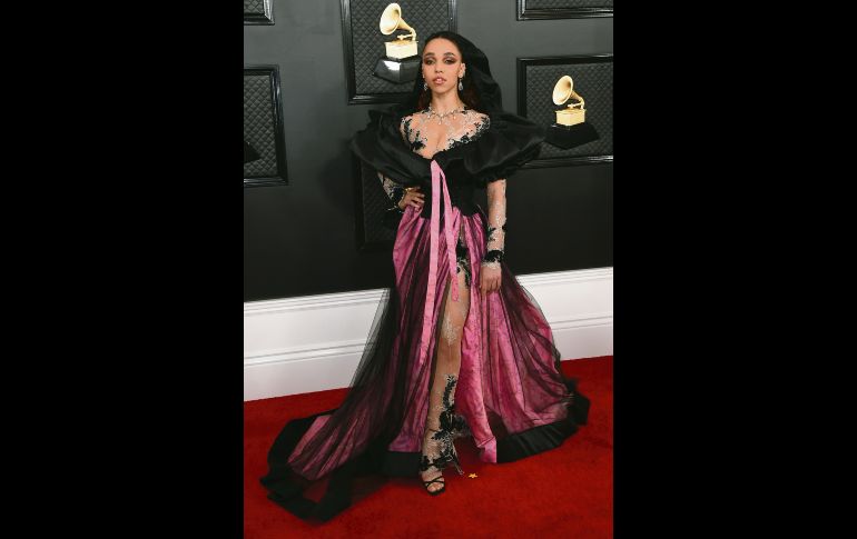 DRAMQUEEN. FKA twigs tampoco pasó desapercibida en la alfombra roja de los Grammy. La estrella optó por un dramático vestido, al estilo vampiresa. La estela de película de suspenso le dio un toque místico a la figura de la cantante. El público estuvo divido en redes sociales, pues mientras a muchos les encantó su look, a otros no les convenció tanto. AP