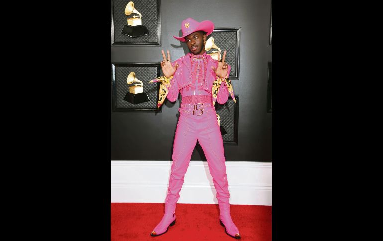 VAQUERO ROSA. Parece que Lil Nas X se inspiró en Barbie para realizar su outfit rosa chicloso, el cual trabajó con la casa de moda Versace. Lil no solo ha roto paradigmas por ser un intérprete negro que canta country, también ha redefinido la estética del vaquero que se había caracterizado por mantener una esencia muy masculina; él desde su arte le ha adherido mucho glamour al significado de ser un “cowboy”. AFP