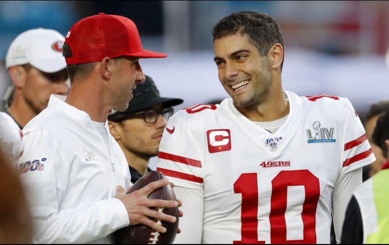 Kyle Shanahan, hace caso omiso a los comentarios negativos y reiteró su apoyo hacia el mariscal de campo Jimmy Garoppolo. AFP