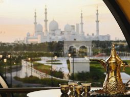 Tradición. El perfecto arte de servir una taza de café con dallahs (cafetera árabe). ESPECIAL