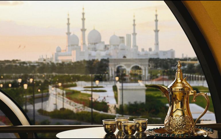 Tradición. El perfecto arte de servir una taza de café con dallahs (cafetera árabe). ESPECIAL