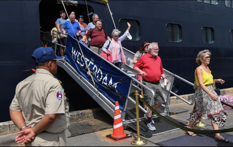 Pasajeros del Westerdam comenzaron a desembarcar el viernes en Sihanoukville, Camboya. AFP/ARCHIVO