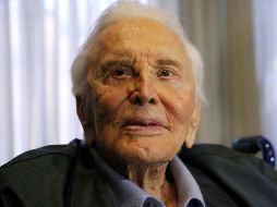 Kirk Douglas dejó una fortuna de 61 MDD, de los cuales 50 serán otorgados a la Fundación Douglas. AP / ARCHIVO