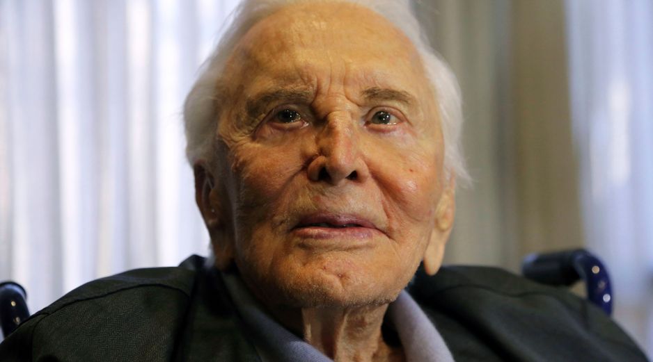 Kirk Douglas dejó una fortuna de 61 MDD, de los cuales 50 serán otorgados a la Fundación Douglas. AP / ARCHIVO