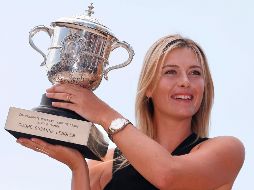 Sharapova irrumpió en la escena a los 17 años cuando ganó Wimbledon en 2004 y completó una carrera de Grand Slam con dos títulos de Roland Garros, uno del US Open y uno del Abierto de Australia. AFP / ARCHIVO