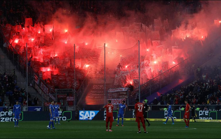 Los dos equipos optaron por hacer una especie de huelga de brazos caídos y dejar pasar los últimos diez minutos sin hacer prácticamente nada en señal de protesta. AP / M. Probst