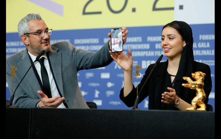 Mohammad Rasoulof no puede salir del país debido a sus controversiales filmes, por lo que se enteró del premio a través de videoconferencia. EFE/R. Wittek