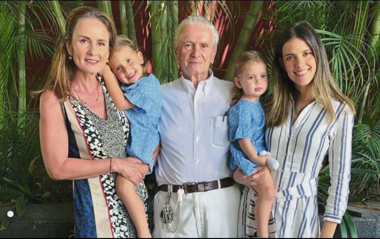 Víctor Urrea con su hija, nieta y bisnietas.