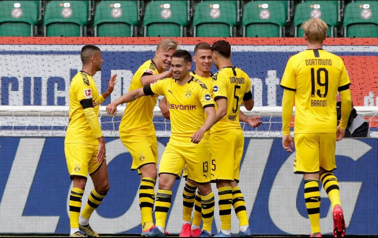 Con goles del portugués Raphaël Guerreiro, al minuto 32, y del marroquí Achraf Hakimi, al 78, el Borussia impuso condiciones en campo ajeno para borrar del campo al equipo de los Lobos y sumar 57 puntos en el subliderato. EFE / M. Sohn