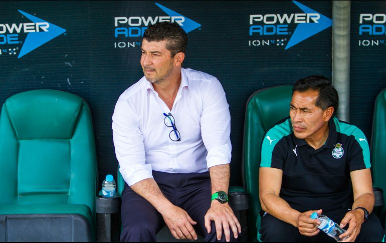 Después de una intensa charla de futbol de dos horas, a José Manuel de la Torre, entrenador del Toluca, se le quebró la voz al recordar a su amigo, Benjamín Galindo. Imago7 / ARCHIVO