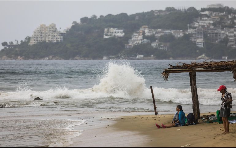Este lunes los efectos del huracán se hicieron sentir en las costas de Guerrero. EFE / D. Guzmán