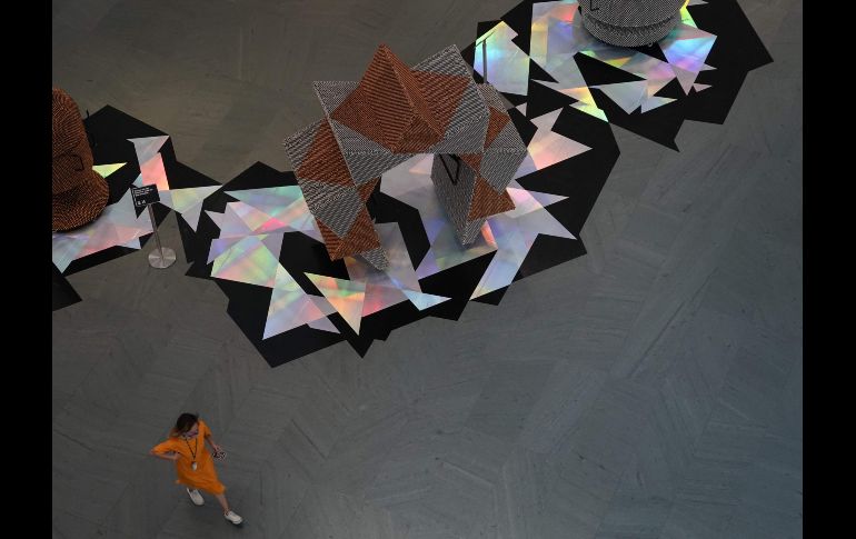 Los pasillos que antes lucían atiborrados de amantes del arte y turistas, ahora lucen con mucho espacio. AFP / T. A. Clary