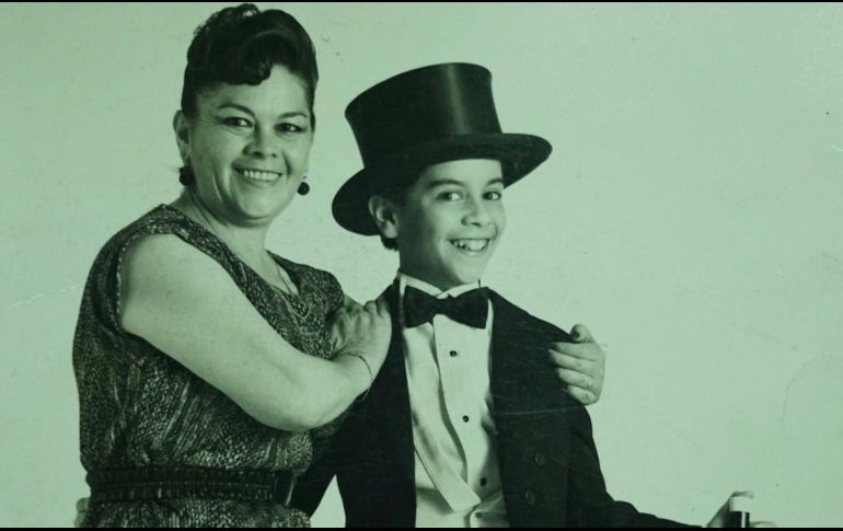 A través de su Twitter, el comediante compartió una foto con sus seguidores en la cual se muestra a su mamá y a él cuando era pequeño. TWITTER/@chiquibuda