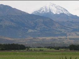 Un grupo de rescatistas subió a la montaña a sacar el cuerpo de la víctima. ARCHIVO