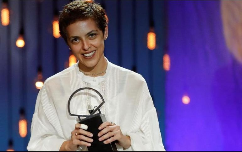 La directora Dea Kulumbegashvili agradece el premio a la mejor dirección por 
