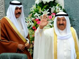 Nawaf (i) era el viceemir y príncipe heredero desde que Al Sabah (d) ascendió al trono en 2006. EFE/R. Qutena