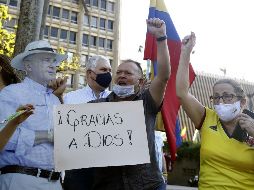 Simpatizantes de Álvaro Uribe festejan la decisión judicial. EFE/L. Noriega