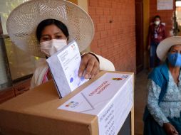 Una mujer vota en una casilla en Quillacollo, en el departamento de Cochabamba. Unos 7.3 millones de bolivianos están llamados a votar. AFP/F. Cartagena