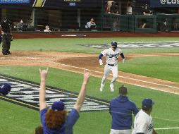 REGRESO TRIUNFAL. Kike Hernández (14) se la voló para traer a los Dodgers de vuelta al juego.