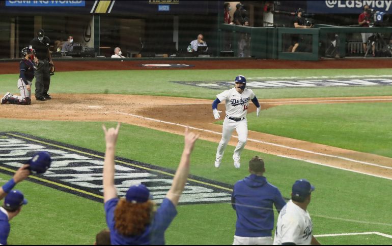 REGRESO TRIUNFAL. Kike Hernández (14) se la voló para traer a los Dodgers de vuelta al juego.