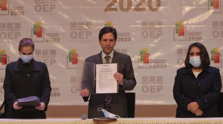 El presidente del Tribunal Supremo Electoral de Bolivia, Salvador Romero (c), presenta hoy los resultados finales del cómputo oficial de las elecciones generales, en La Paz. EFE/M. Alipaz