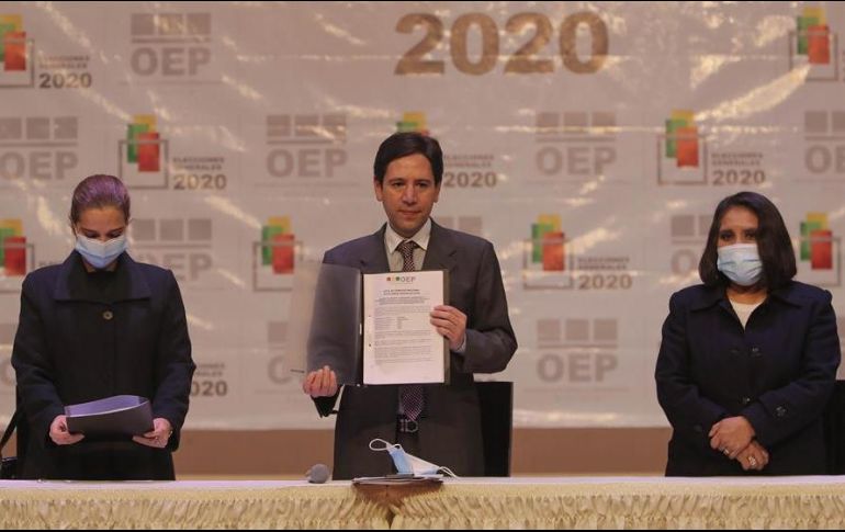 El presidente del Tribunal Supremo Electoral de Bolivia, Salvador Romero (c), presenta hoy los resultados finales del cómputo oficial de las elecciones generales, en La Paz. EFE/M. Alipaz