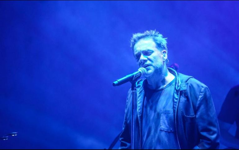 Sentado y con micrófono en mano, el cantante argentino manipuló secuencias entre las estrofas de sus canciones. NTX/ARCHIVO