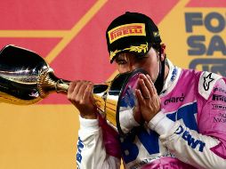 GLORIA. Sergio Pérez ya sabe lo que es ganar un Gran Premio de la Fórmula Uno y lo aprendió de la manera más dolorosa. Tuvo que largar 190 veces, pero en esta ocasión, en el Gran Premio de Sakhir, logró la hazaña y lo hizo de manera histórica, remontando desde el último puesto de la competición para ver ondearse la bandera a cuadros a su llegada. El tapatío, quien no tiene su futuro definido y podría quedarse sin equipo en 2021, encabezó un histórico 1-3 para Racing Point y saltó hasta al cuarto puesto del campeonato tras romper su propio récord de puntos en una temporada al llegar a las 125 unidades, 24 más que en 2016.