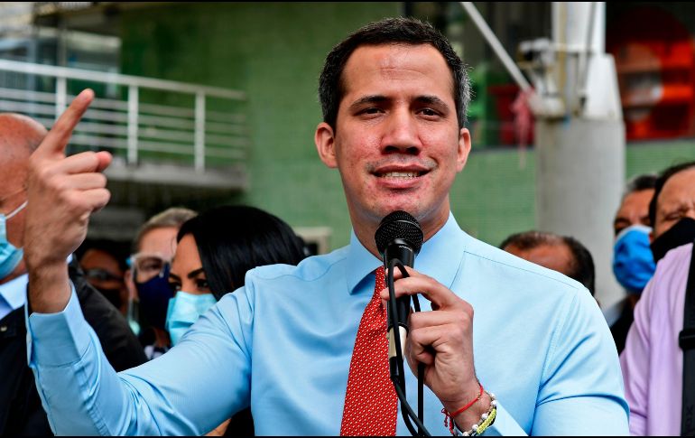El líder opositor Juan Guaidó convocó hoy un plebiscito para prolongar el período parlamentario hasta que haya elecciones libres. AFP/Y. Cortez