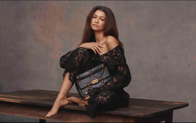 La actriz posa en negro y blanco con el bolso estrella de la temporada, Roman Stud, el icónico complemento inspirado en la arquitectura romana, con tachuelas y acolchado, una 