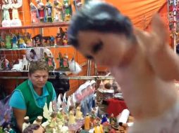 La señora Teresa atendía su puesto cuando a Rolando Ávila se le ocurrió poner a bailar 