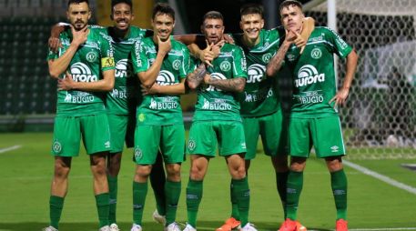 El COVID-19 acabó con la vida de su presidente a finales de diciembre y profundizó su crisis económica, hasta el punto de tener que lanzar una recaudación virtual para pagar los sueldos. TWITTER / @ChapecoenseReal