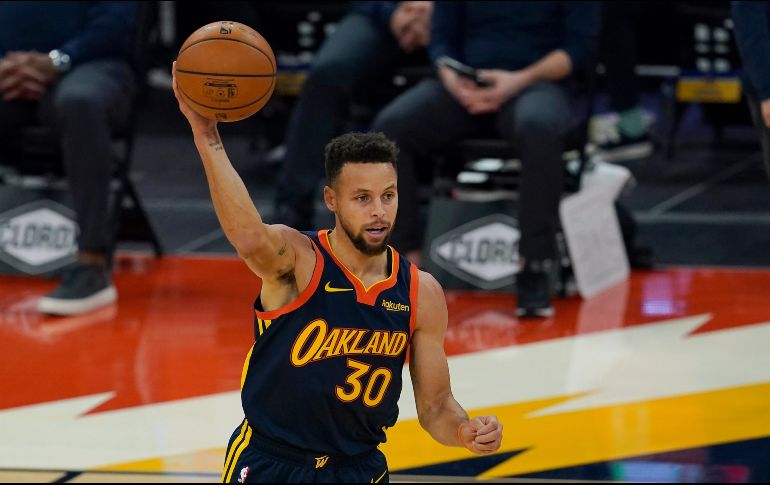 BRILLANTE. Stephen Curry encestó 26 puntos, 11 rebotes y siete asistencias. AP